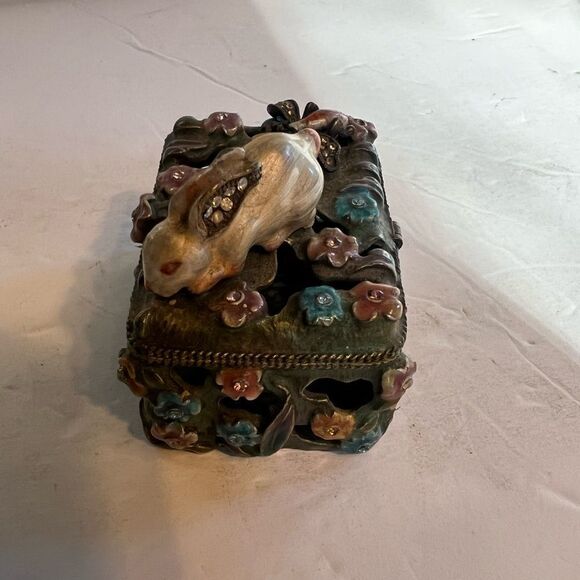 Trinket Box w/Rabbit & Jewel’s - Picture 9 of 11